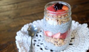 layers of chia pudding, granola and fresh fruit in a mason jar